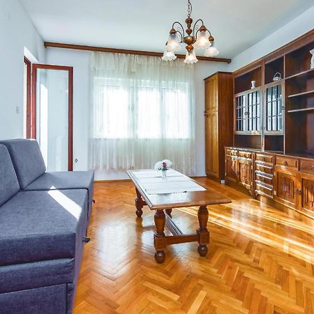 Lovely Apartment In Podstrana With Kitchen Kültér fotó