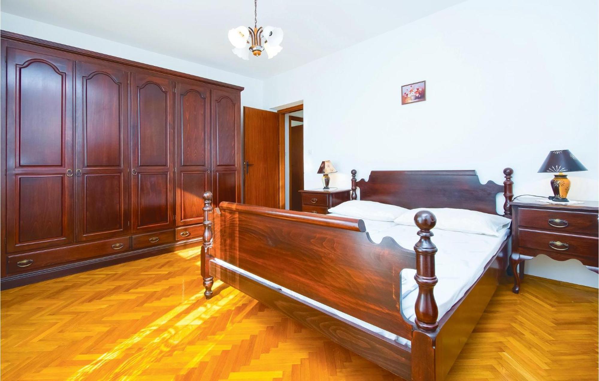 Lovely Apartment In Podstrana With Kitchen Kültér fotó