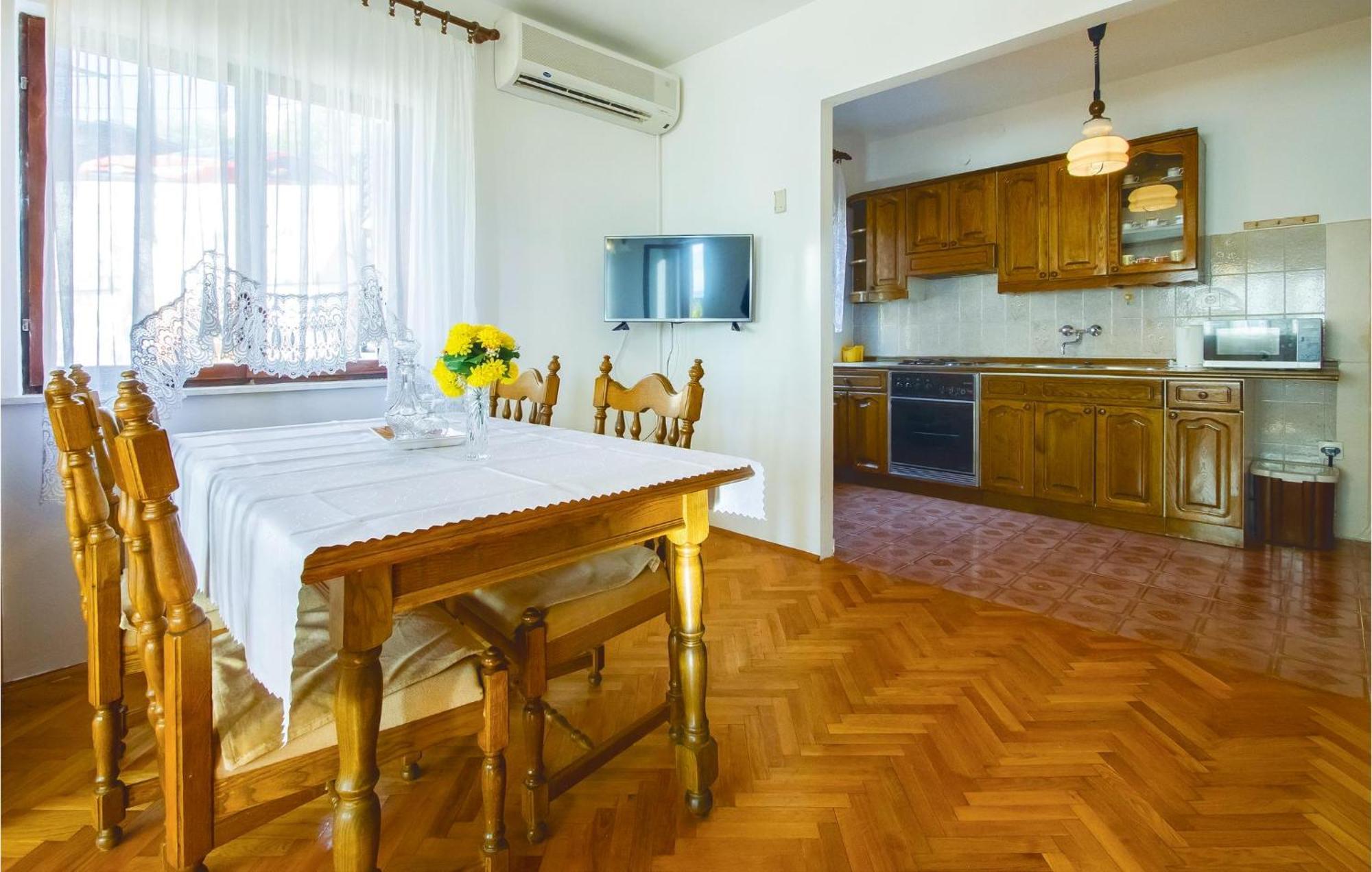 Lovely Apartment In Podstrana With Kitchen Kültér fotó