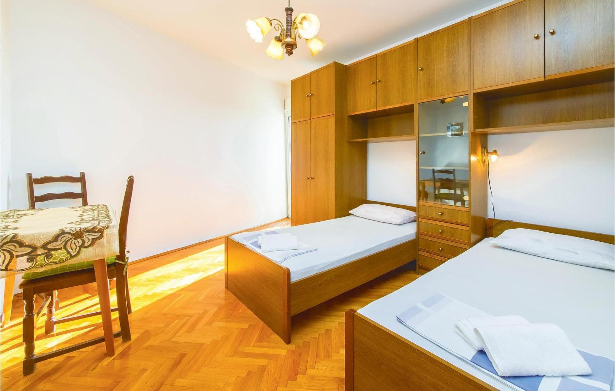 Lovely Apartment In Podstrana With Kitchen Kültér fotó