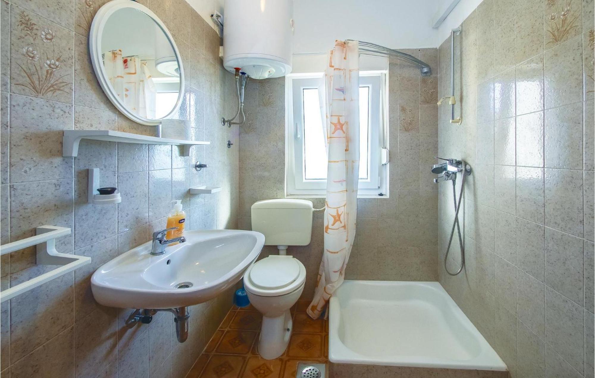 Lovely Apartment In Podstrana With Kitchen Kültér fotó