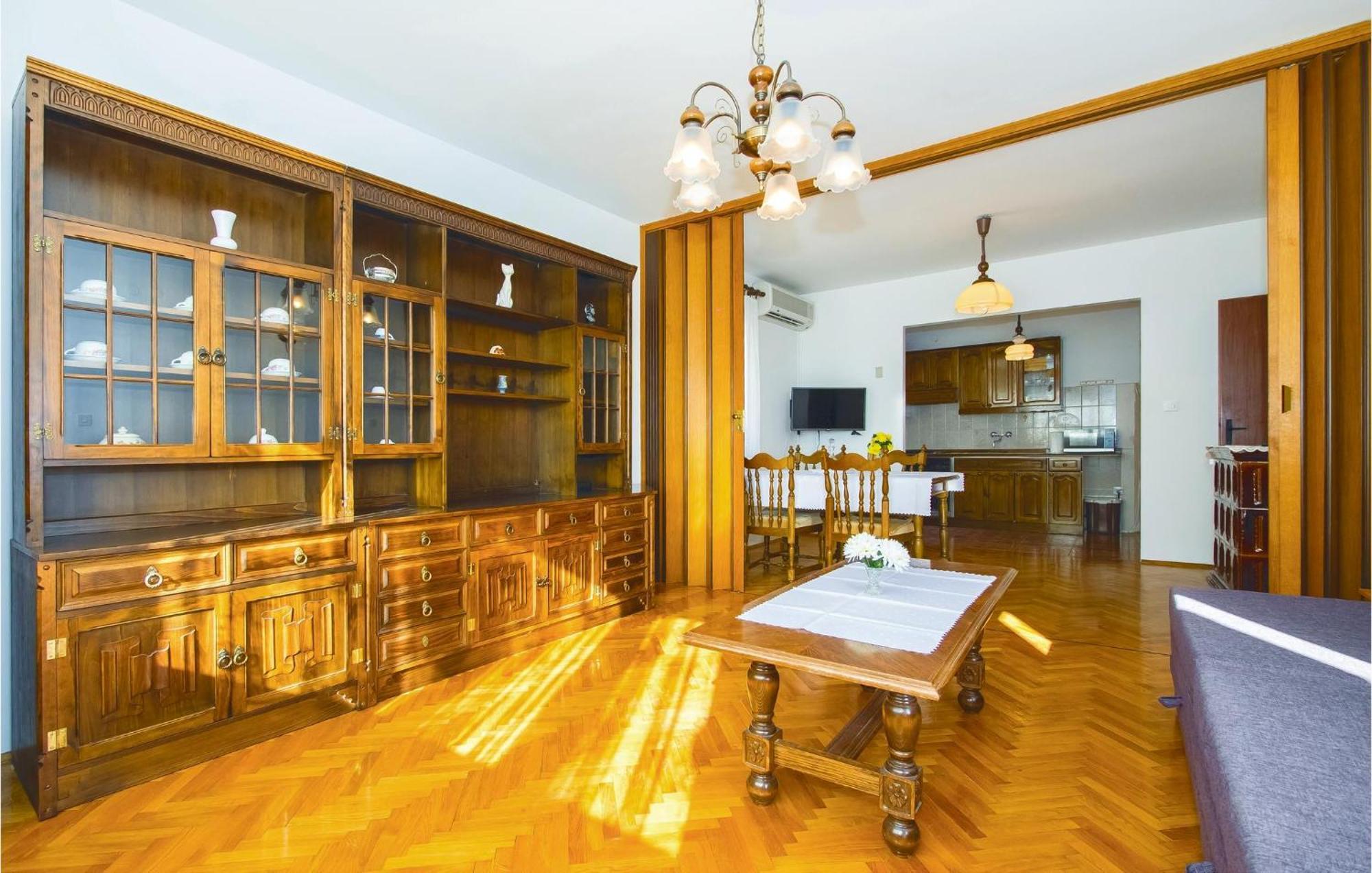 Lovely Apartment In Podstrana With Kitchen Kültér fotó