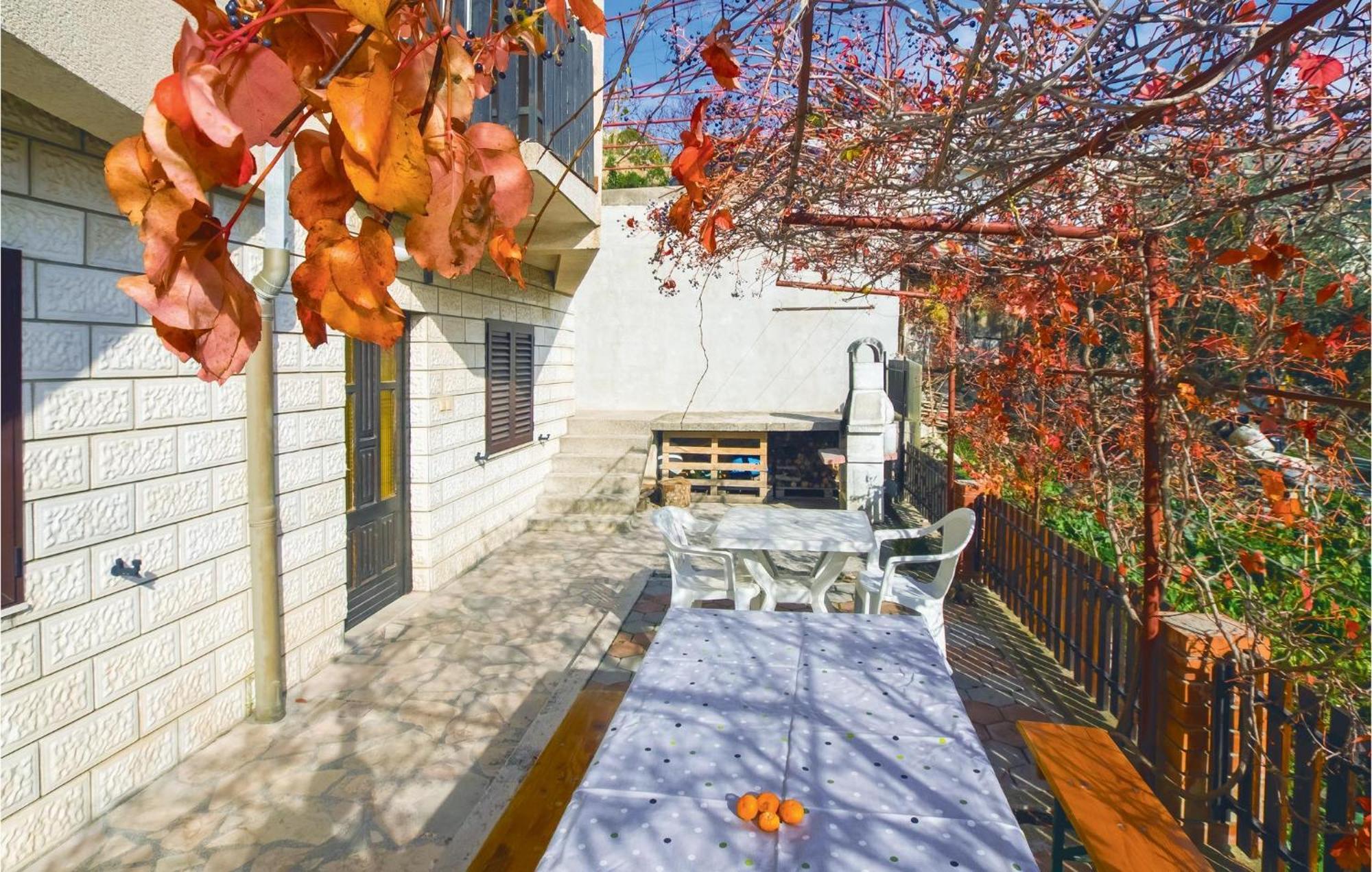 Lovely Apartment In Podstrana With Kitchen Kültér fotó
