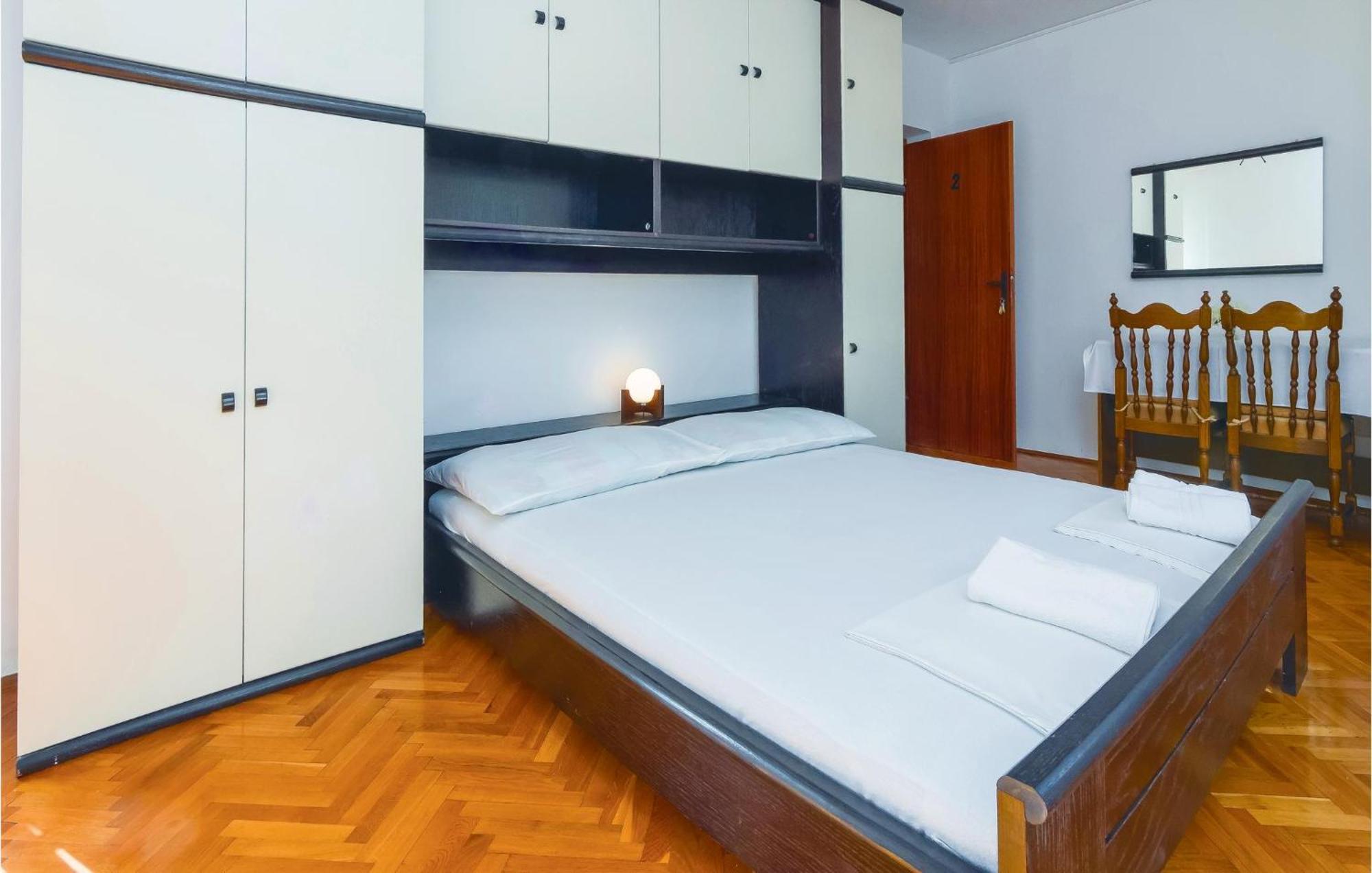 Lovely Apartment In Podstrana With Kitchen Kültér fotó